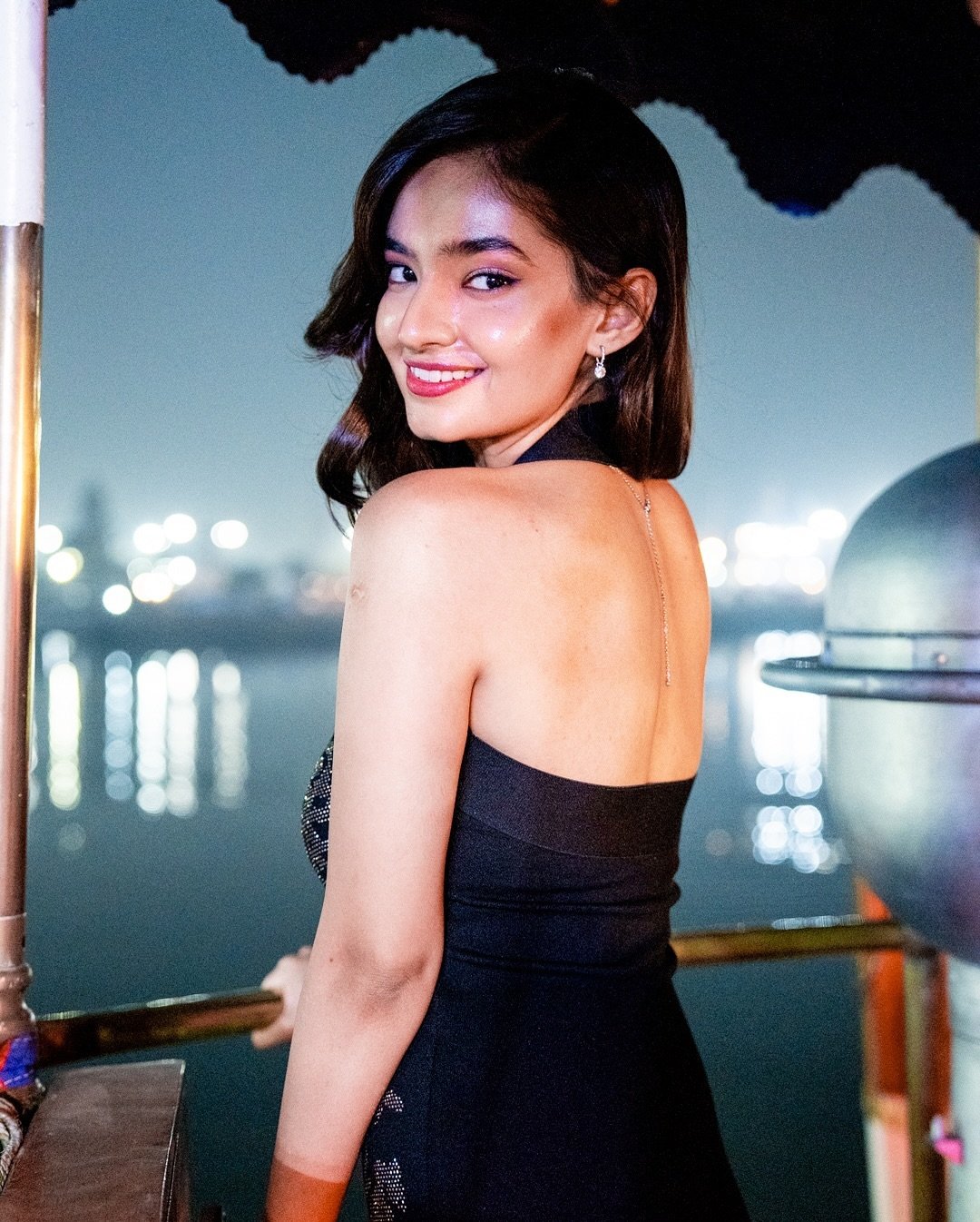 Anushka Sen Glam Black Sequin Dress Outdoor Shoot (25)