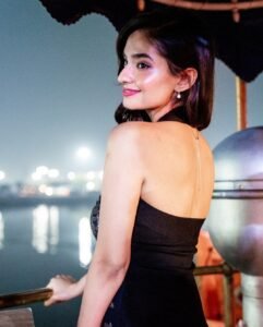 Anushka Sen Glam Black Sequin Dress Outdoor Shoot (30)