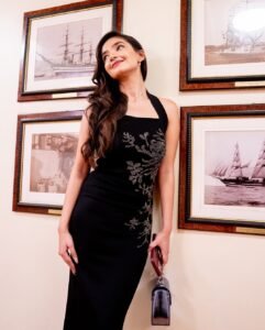 Anushka Sen Glam Black Sequin Dress Outdoor Shoot (31)