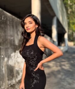 Anushka Sen Glam Black Sequin Dress Outdoor Shoot (34)