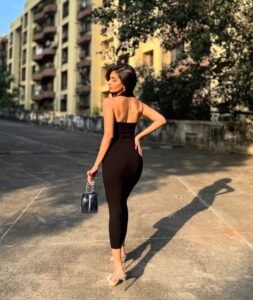 Anushka Sen Glam Black Sequin Dress Outdoor Shoot (4)