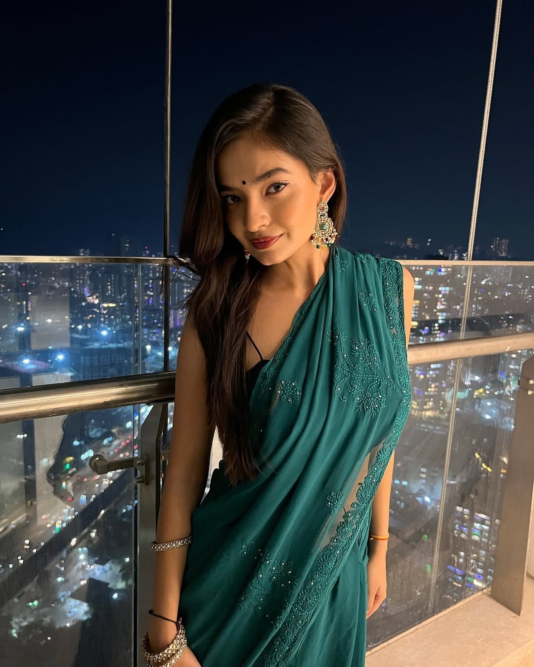 Anushka Sen Glam Teal Saree Night City Balcony Shoot (10)