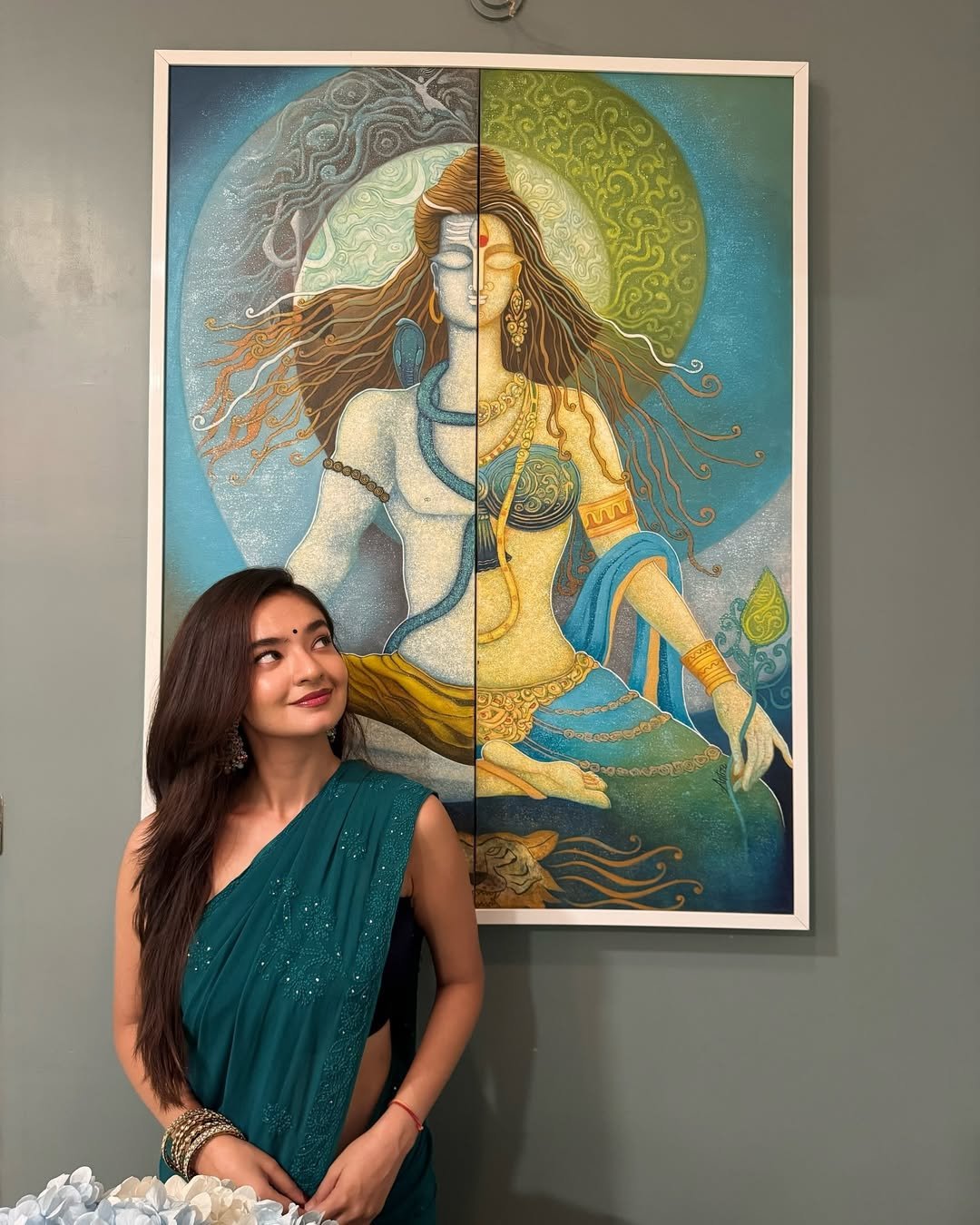 Anushka Sen Glam Teal Saree Night City Balcony Shoot (11)