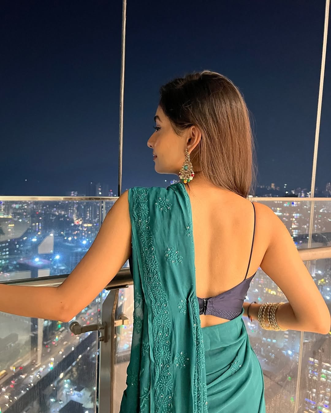 Anushka Sen Glam Teal Saree Night City Balcony Shoot (12)