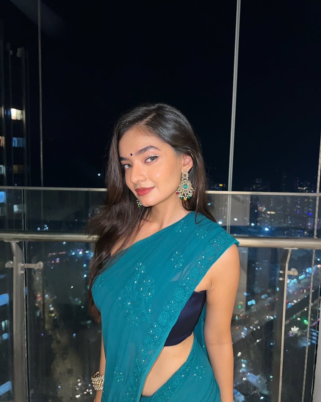 Anushka Sen Glam Teal Saree Night City Balcony Shoot (14)
