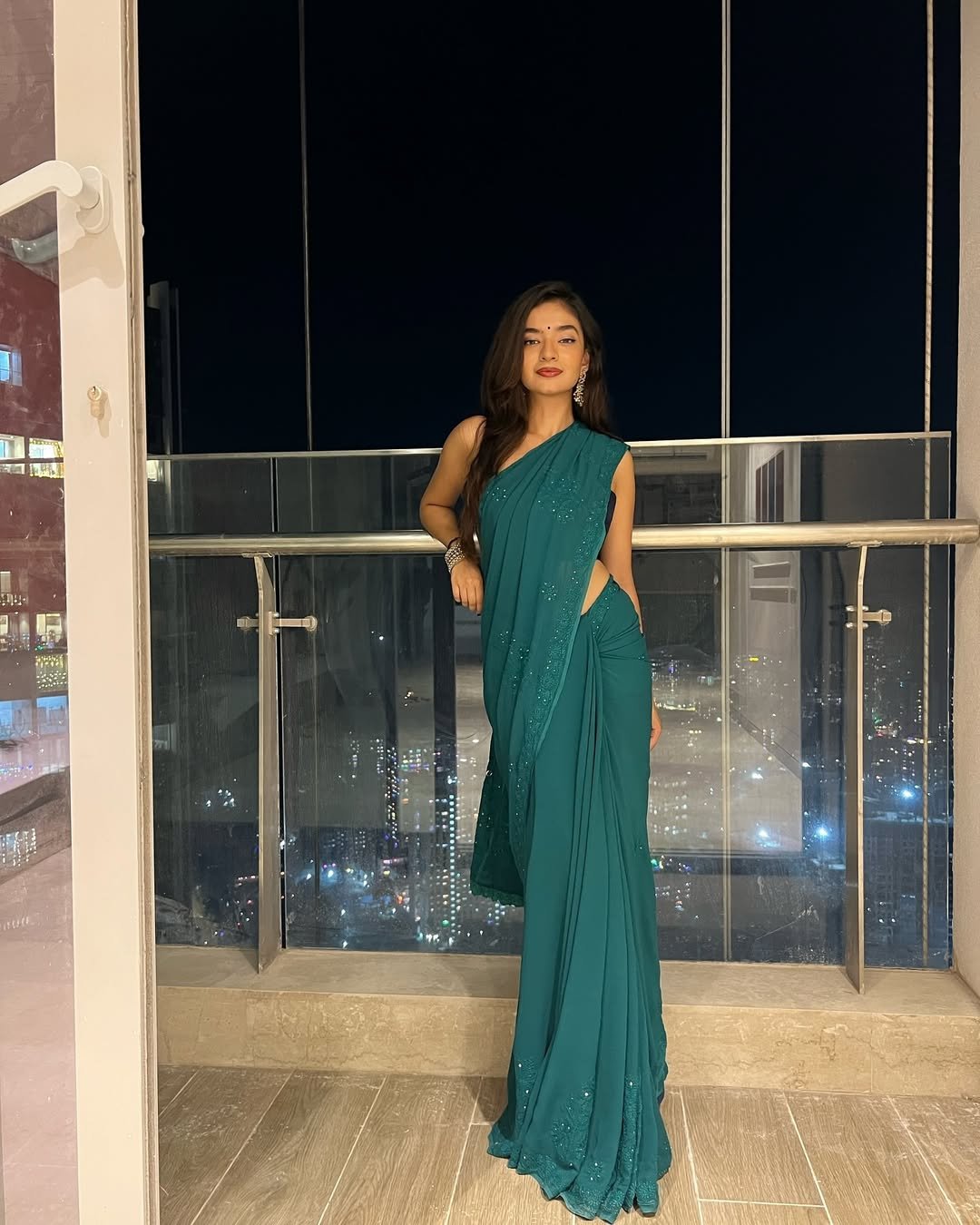 Anushka Sen Glam Teal Saree Night City Balcony Shoot (16)