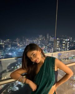 Anushka Sen Glam Teal Saree Night City Balcony Shoot (4)
