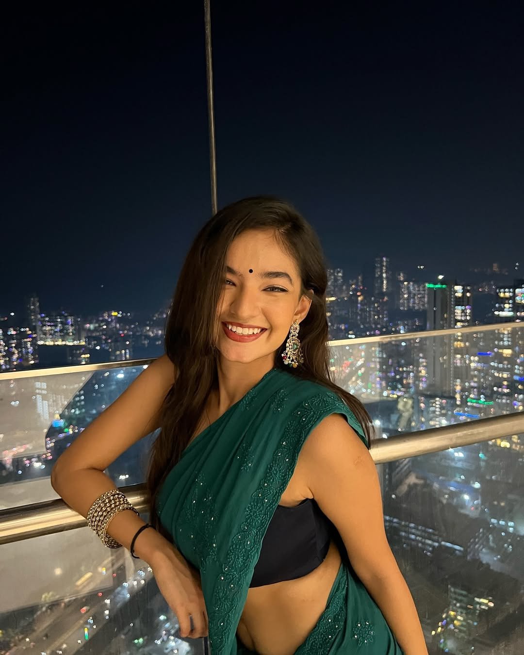 Anushka Sen Glam Teal Saree Night City Balcony Shoot (6)