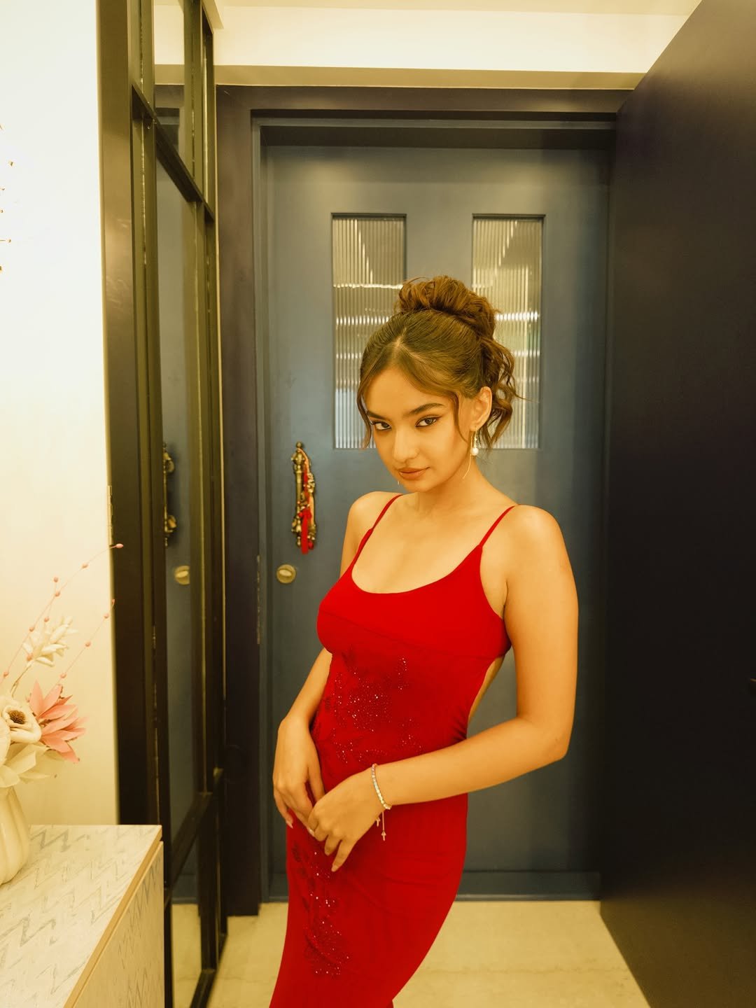 Anushka Sen Glamorous Red Sequin Gown – Mirror Room Shoot (20)