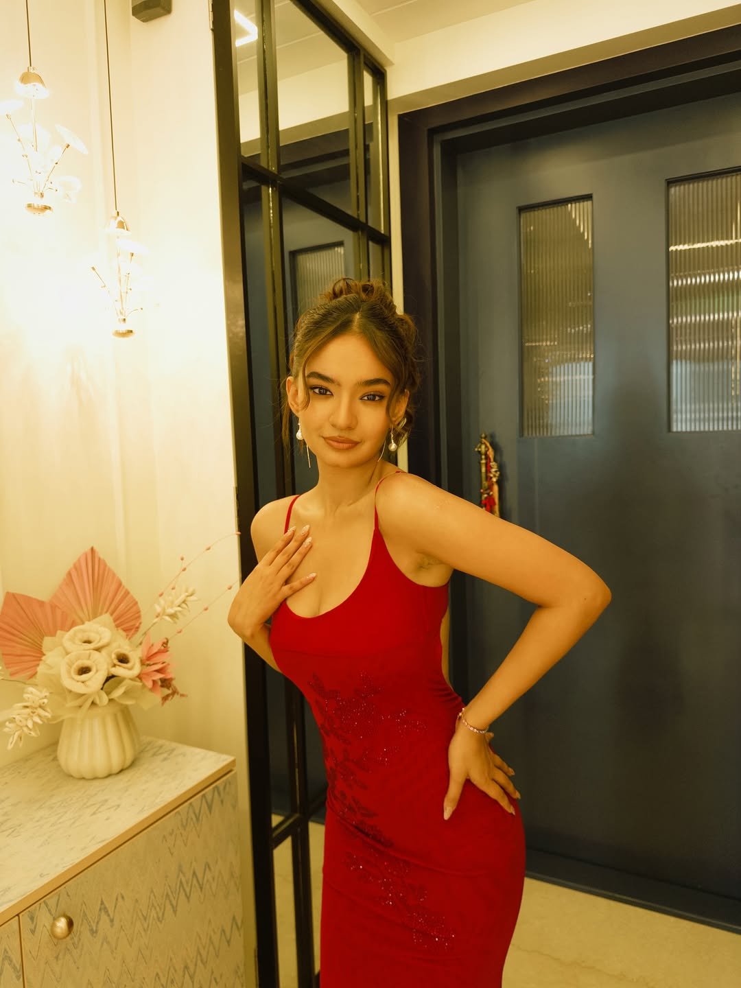 Anushka Sen Glamorous Red Sequin Gown – Mirror Room Shoot (21)