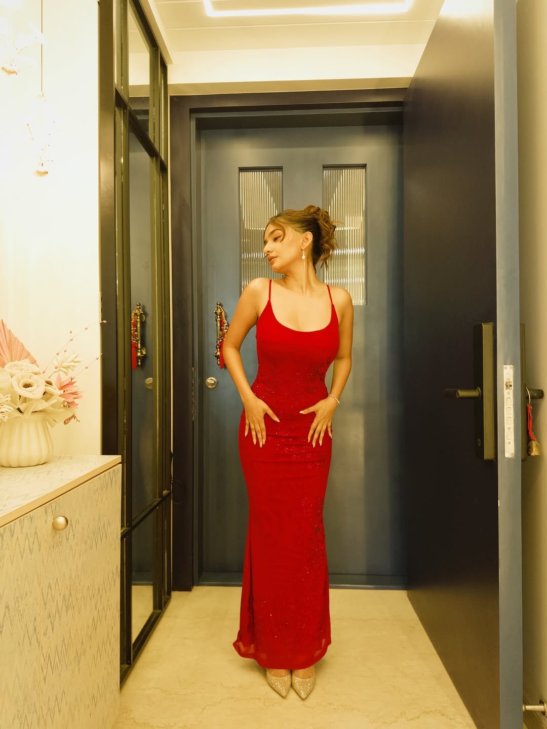 Anushka Sen Glamorous Red Sequin Gown – Mirror Room Shoot (26)