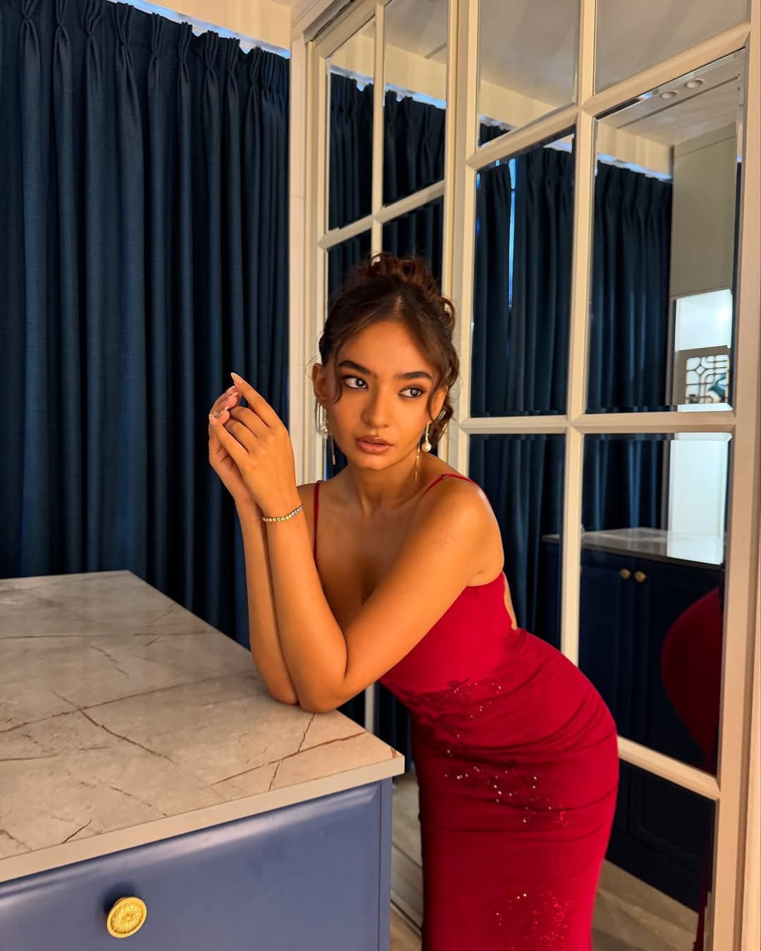 Anushka Sen Glamorous Red Sequin Gown – Mirror Room Shoot (32)