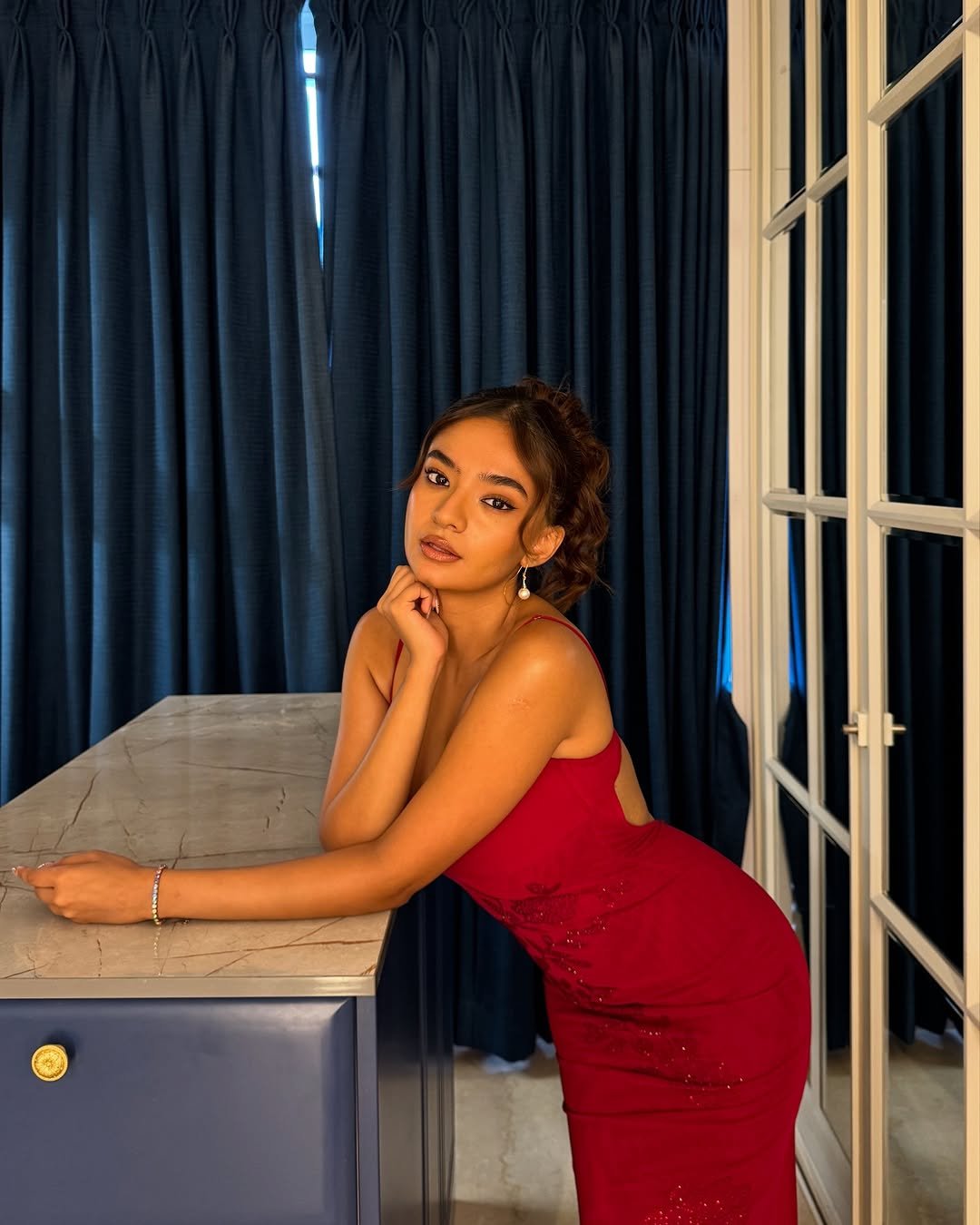 Anushka Sen Glamorous Red Sequin Gown – Mirror Room Shoot (33)