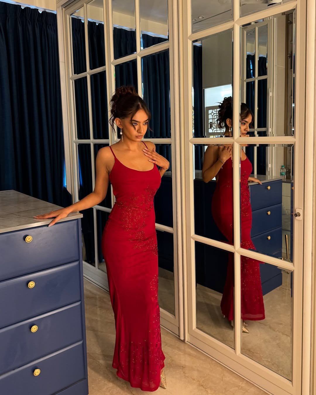 Anushka Sen Glamorous Red Sequin Gown – Mirror Room Shoot (34)