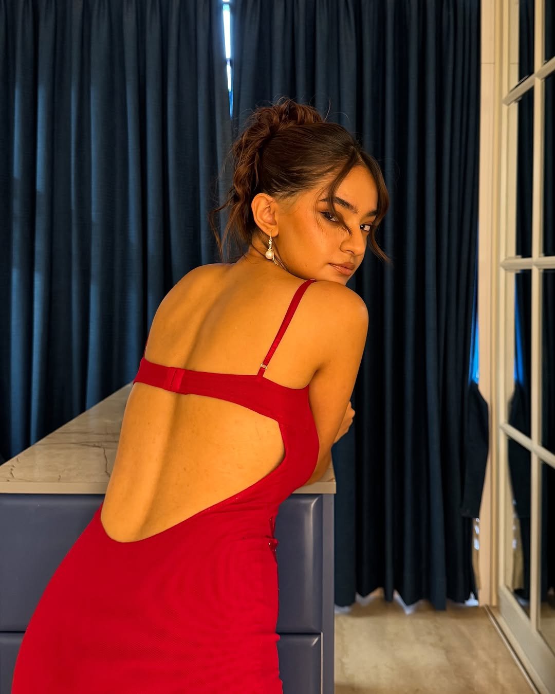 Anushka Sen Glamorous Red Sequin Gown – Mirror Room Shoot (35)