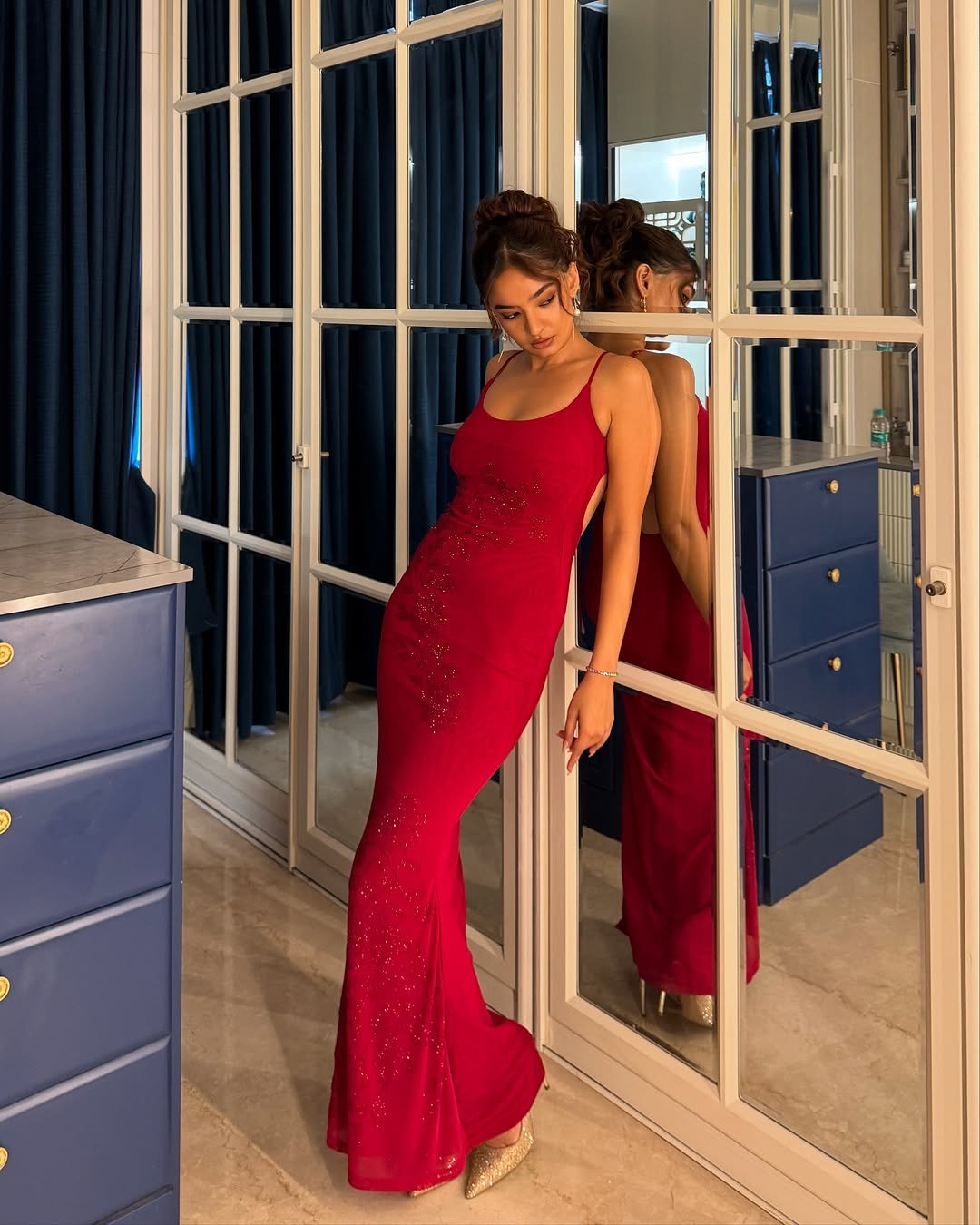 Anushka Sen Glamorous Red Sequin Gown – Mirror Room Shoot (39)