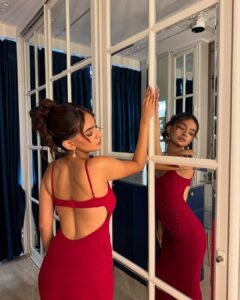 Anushka Sen Glamorous Red Sequin Gown – Mirror Room Shoot (40)