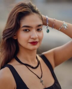 Indian actress Anushka Sen classic LBD modern edge