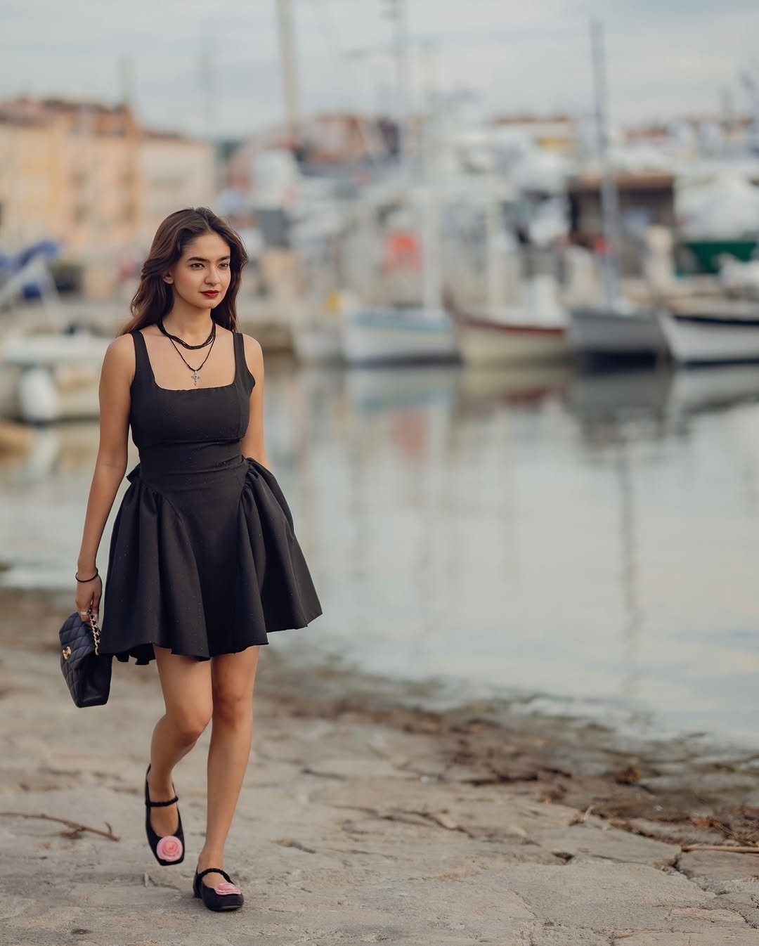 Anushka Sen Little Black Dress – Seaside Glam with Modern Edge (11)