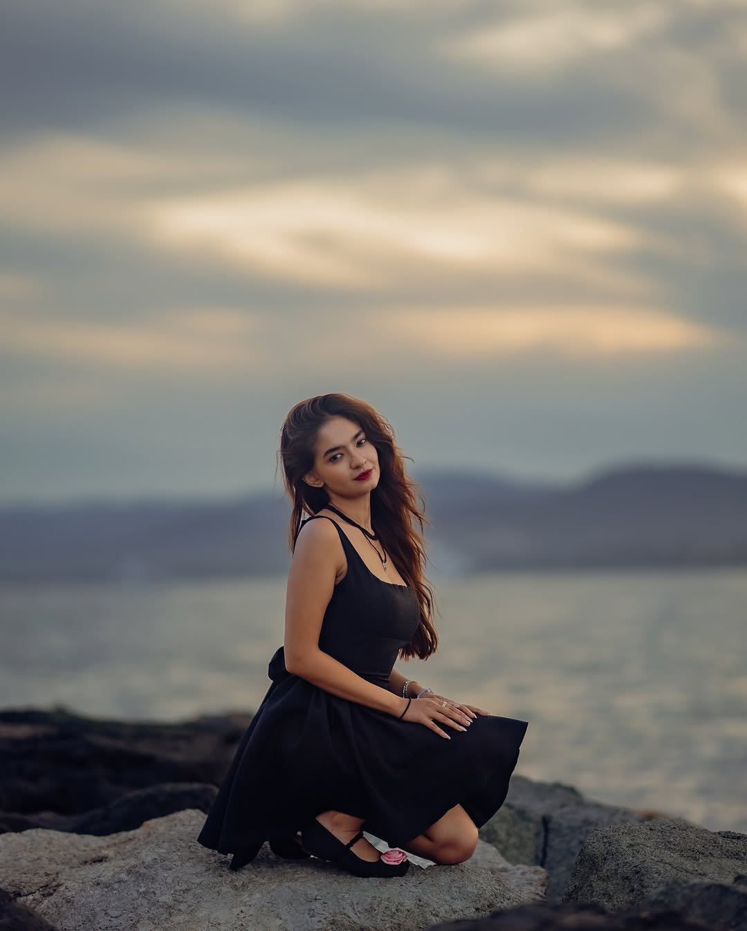 Anushka Sen Little Black Dress – Seaside Glam with Modern Edge (2)