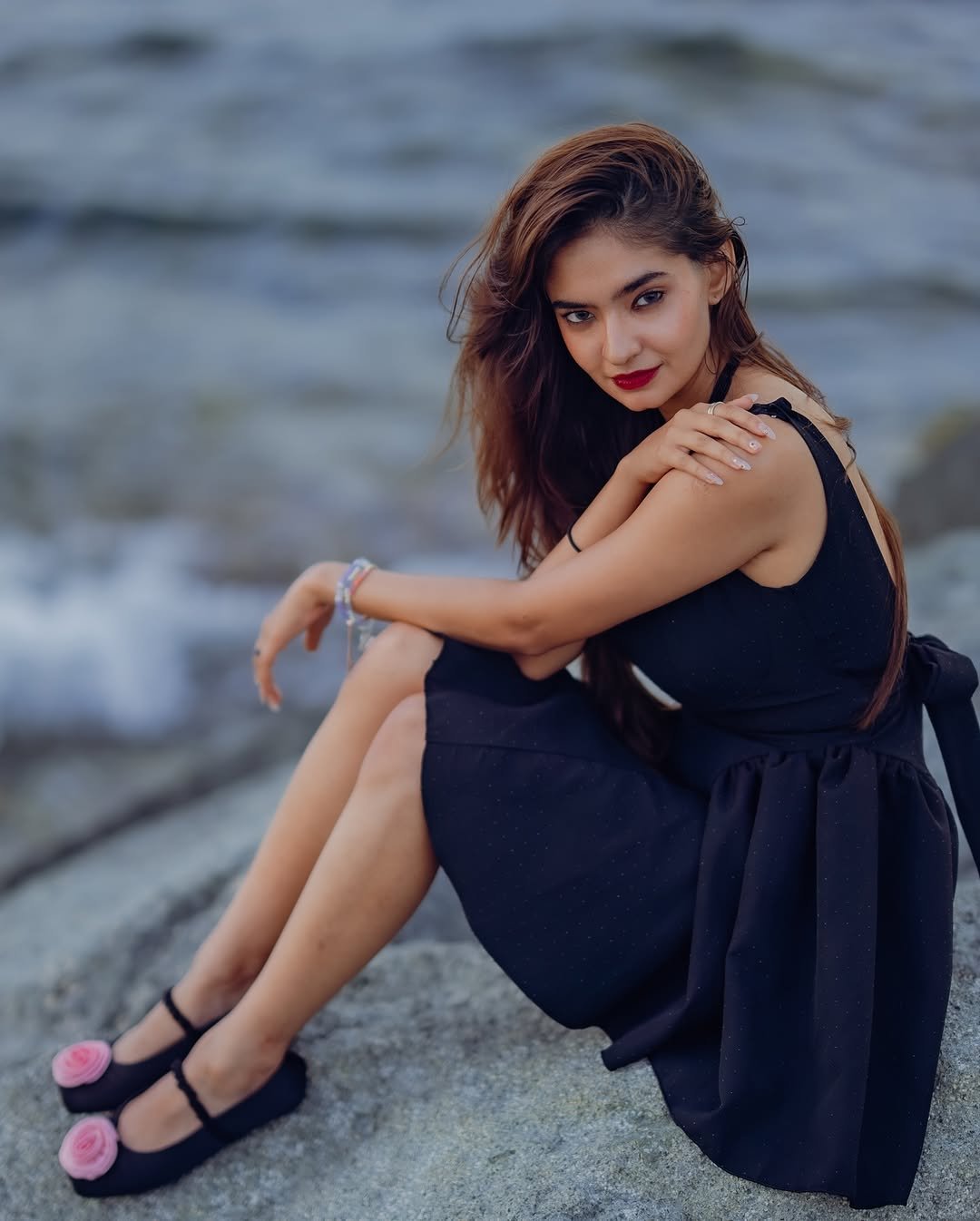 Anushka Sen Little Black Dress – Seaside Glam with Modern Edge (3)