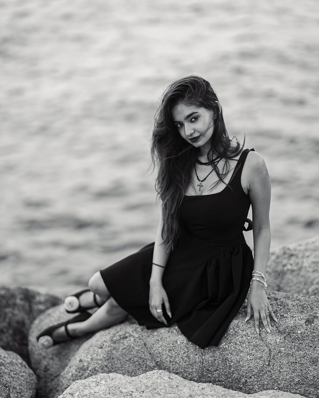 Anushka Sen Little Black Dress – Seaside Glam with Modern Edge (5)