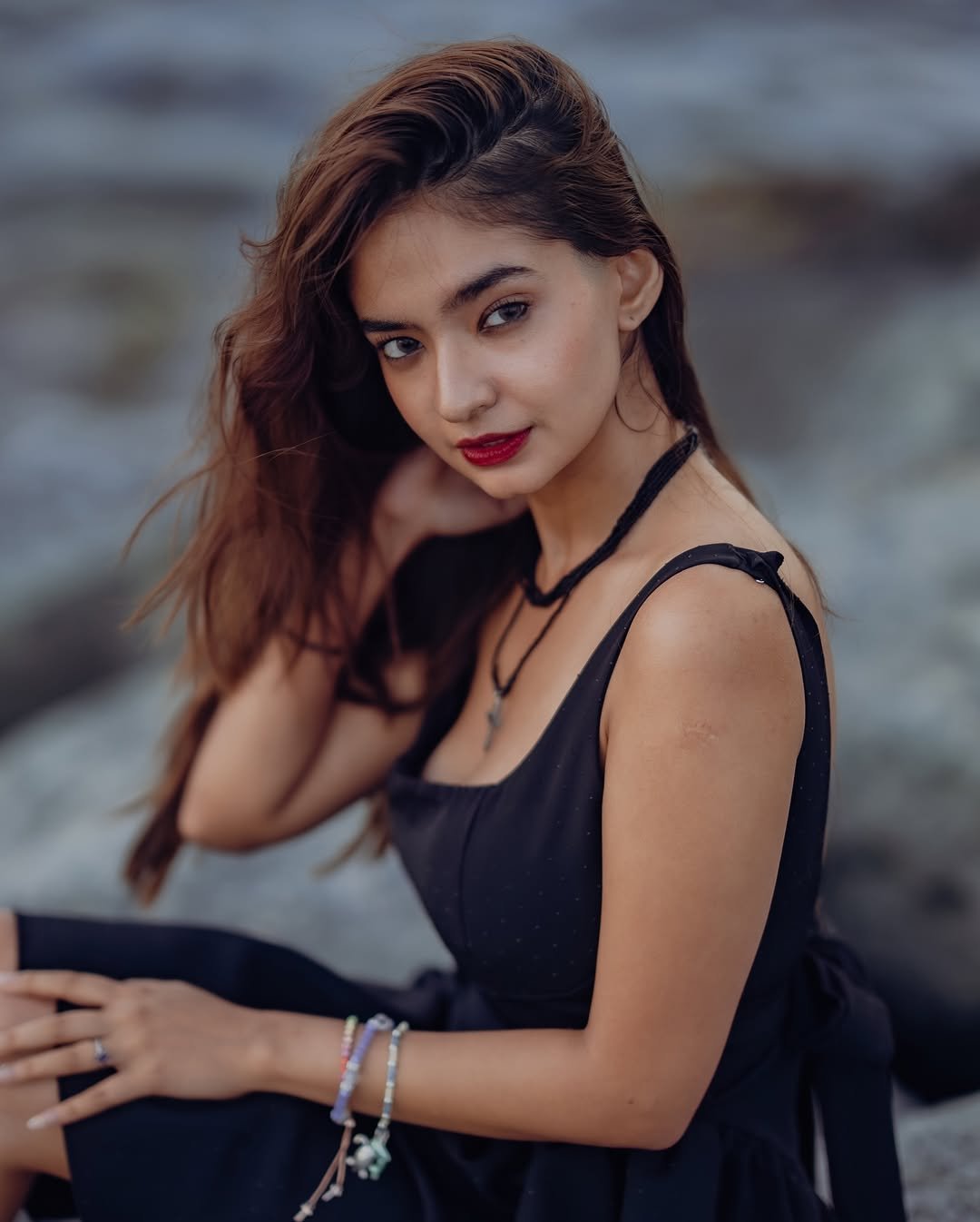 Anushka Sen Little Black Dress – Seaside Glam with Modern Edge (6)