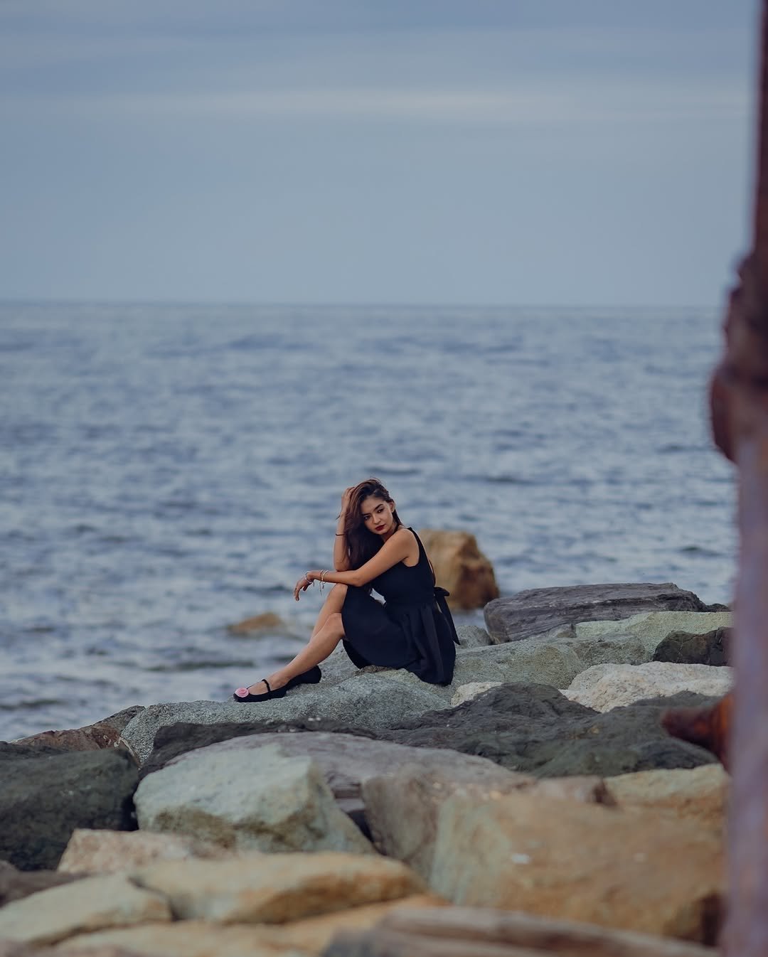 Anushka Sen Little Black Dress – Seaside Glam with Modern Edge (7)