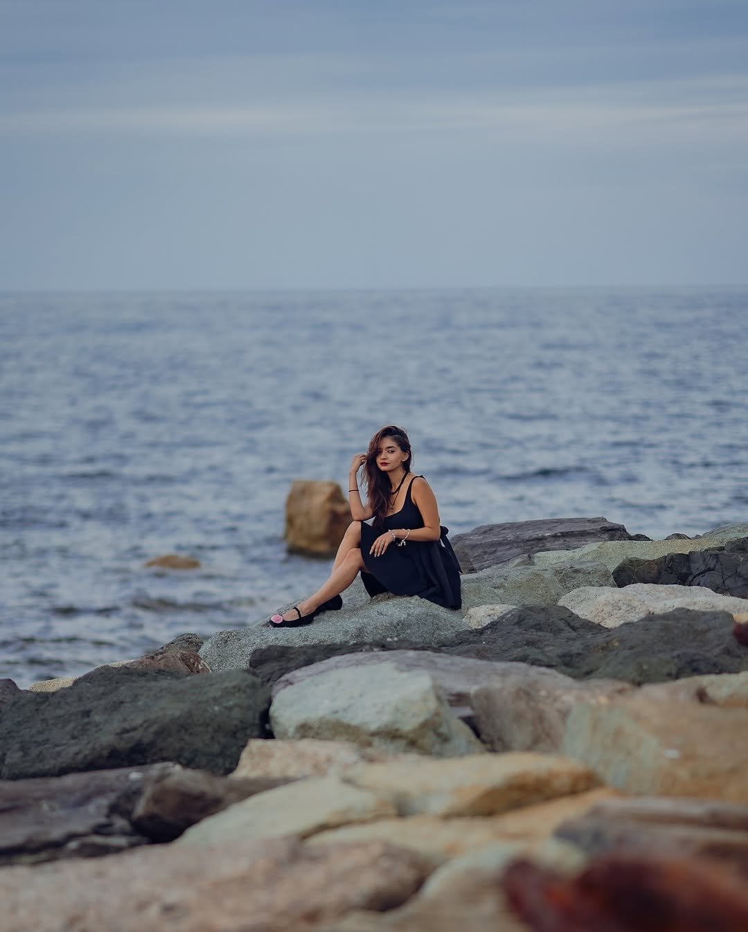 Anushka Sen Little Black Dress – Seaside Glam with Modern Edge (9)