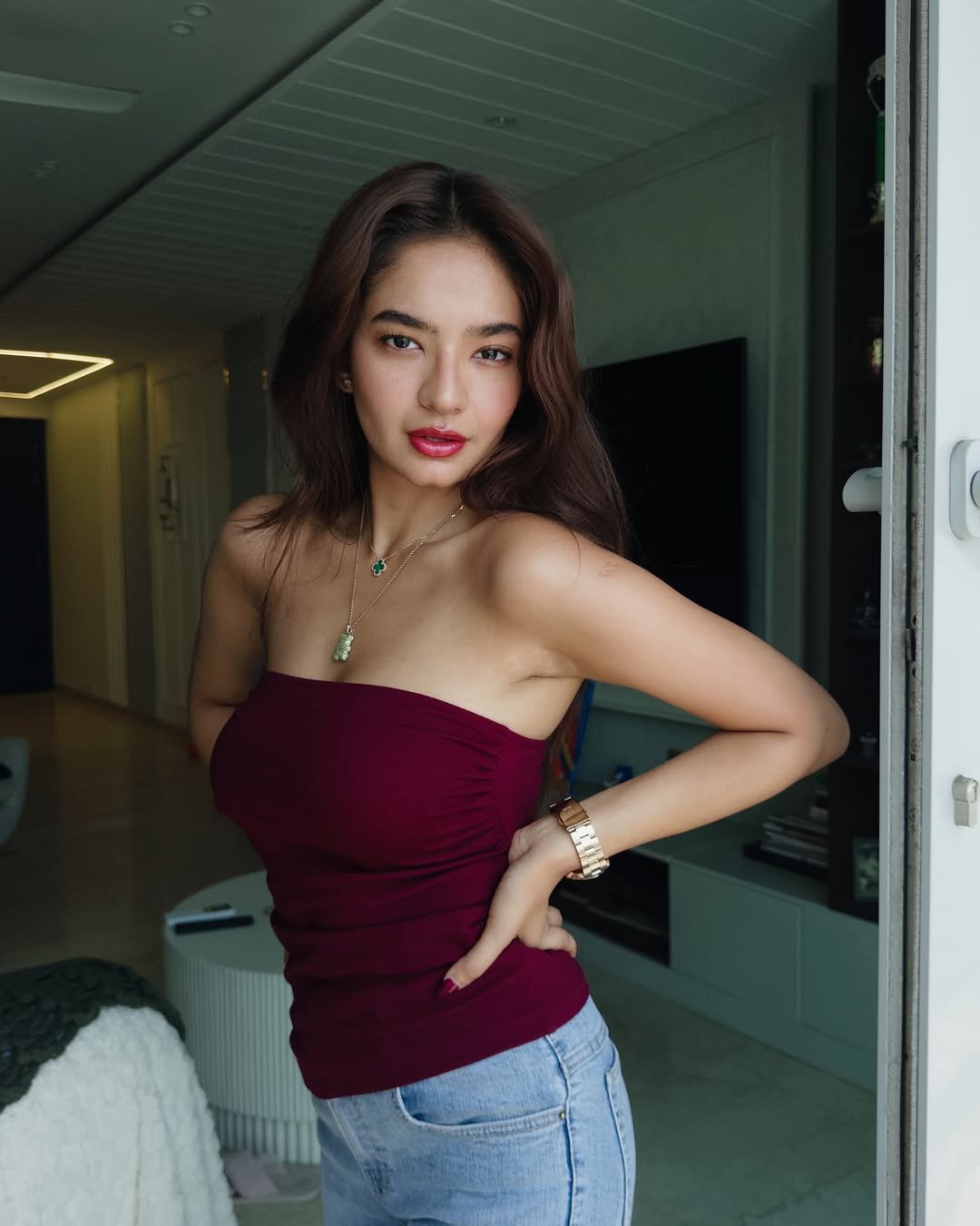 Anushka Sen Maroon Tube Top and Denim – Effortless Casual Glam (1)