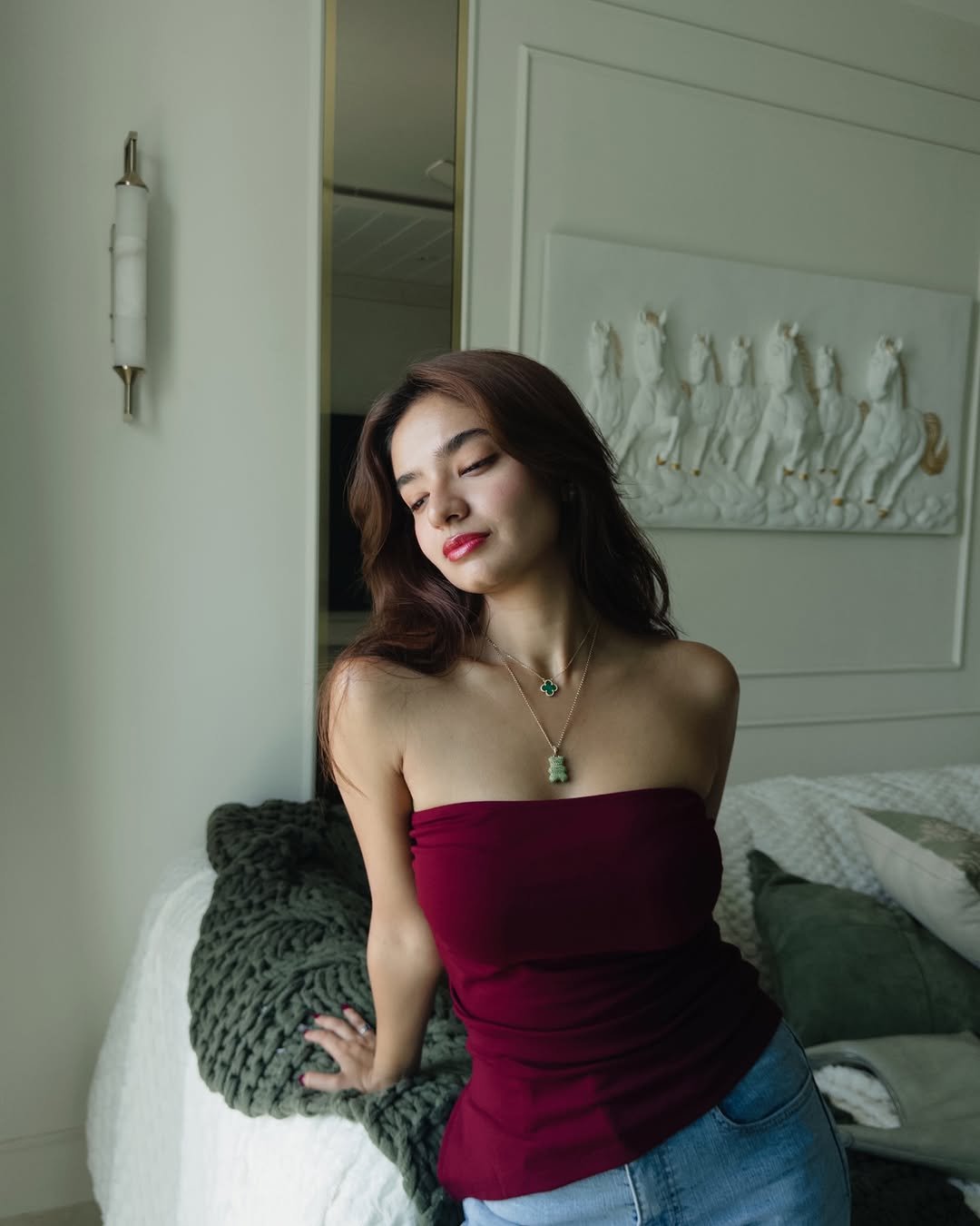 Anushka Sen Maroon Tube Top and Denim – Effortless Casual Glam (10)