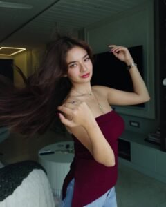 Anushka Sen Maroon Tube Top and Denim – Effortless Casual Glam (11)