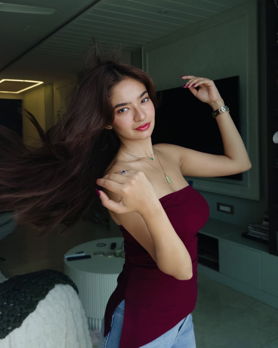 Anushka Sen Maroon Tube Top and Denim – Effortless Casual Glam (11)