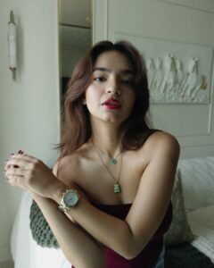 Anushka Sen Maroon Tube Top and Denim – Effortless Casual Glam (12)