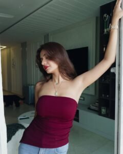 Anushka Sen Maroon Tube Top and Denim – Effortless Casual Glam (2)