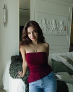 Anushka Sen Maroon Tube Top and Denim – Effortless Casual Glam (3)