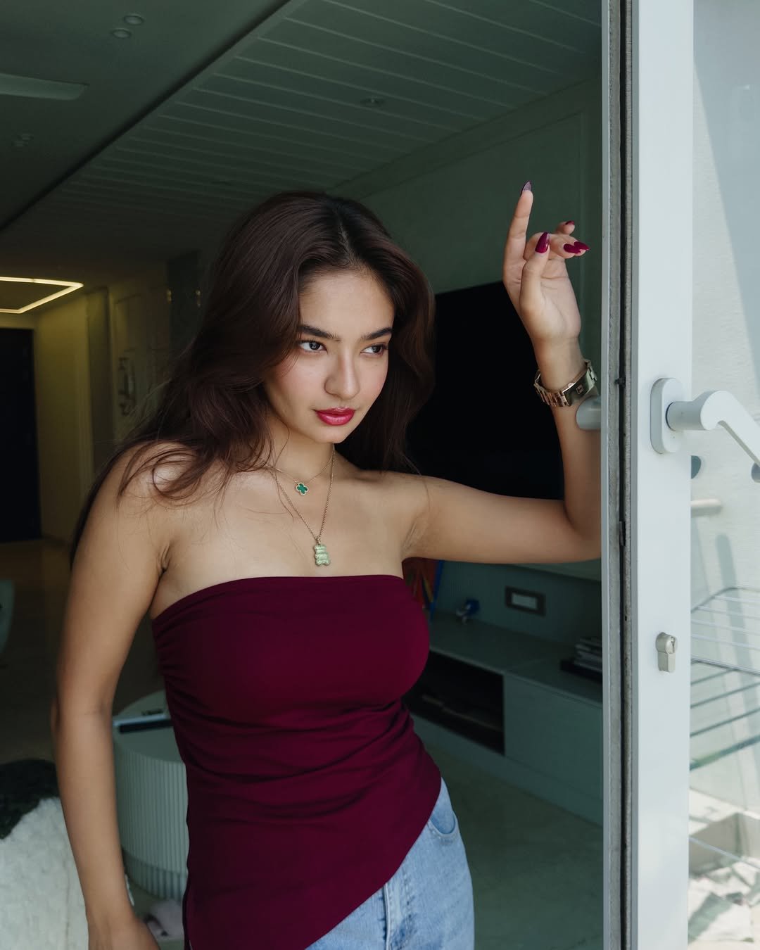 Anushka Sen Maroon Tube Top and Denim – Effortless Casual Glam (4)