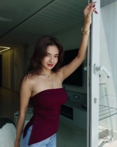 Anushka Sen Maroon Tube Top and Denim – Effortless Casual Glam (6)