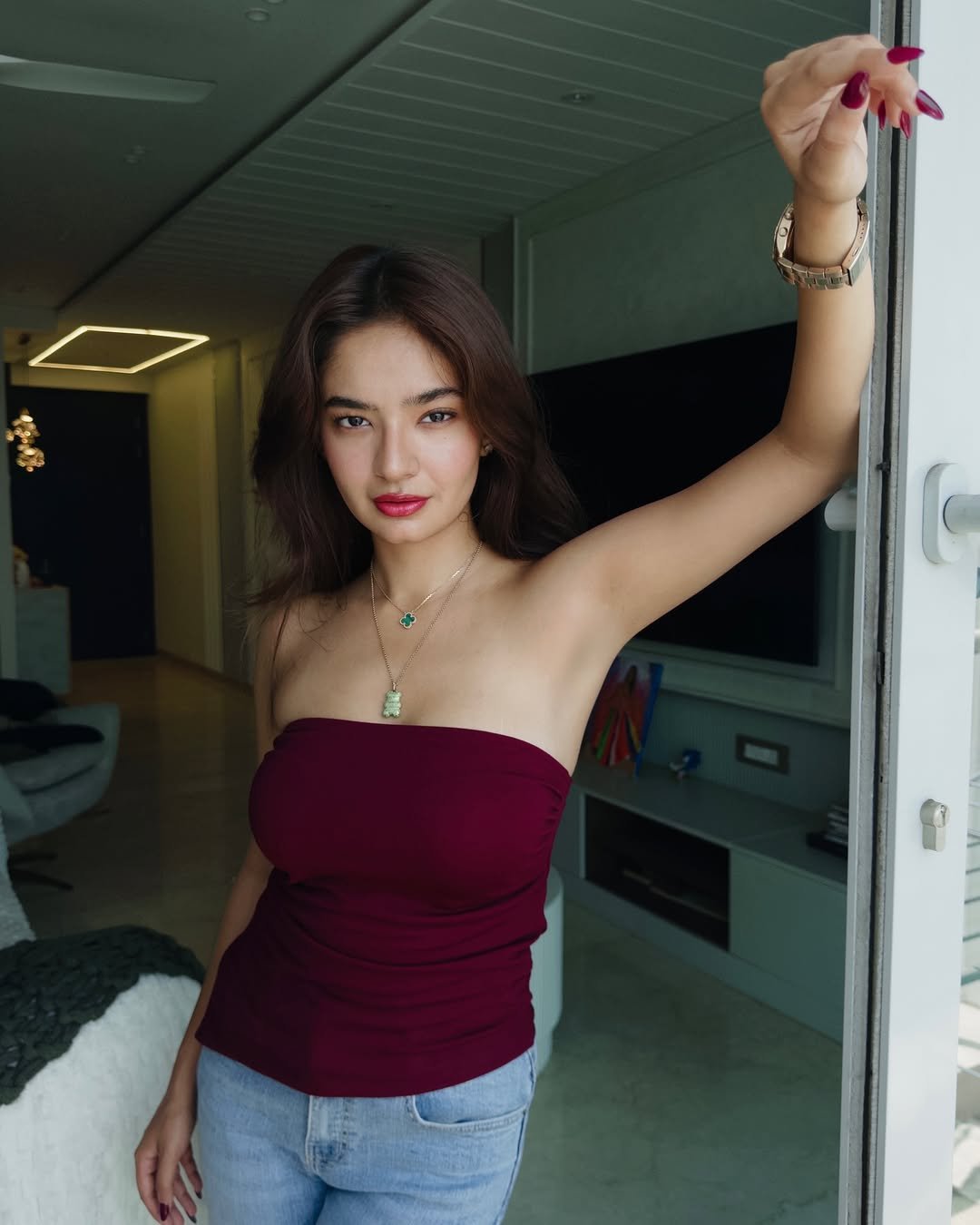 Anushka Sen Maroon Tube Top and Denim – Effortless Casual Glam (7)