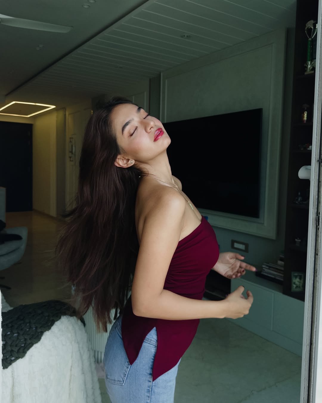 Anushka Sen Maroon Tube Top and Denim – Effortless Casual Glam (8)