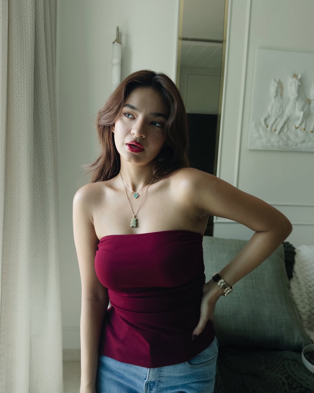 Anushka Sen Maroon Tube Top and Denim – Effortless Casual Glam (9)