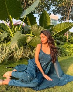 Anushka Sen Mirrorwork Blue Suit Outdoor Summer Shoot (11)