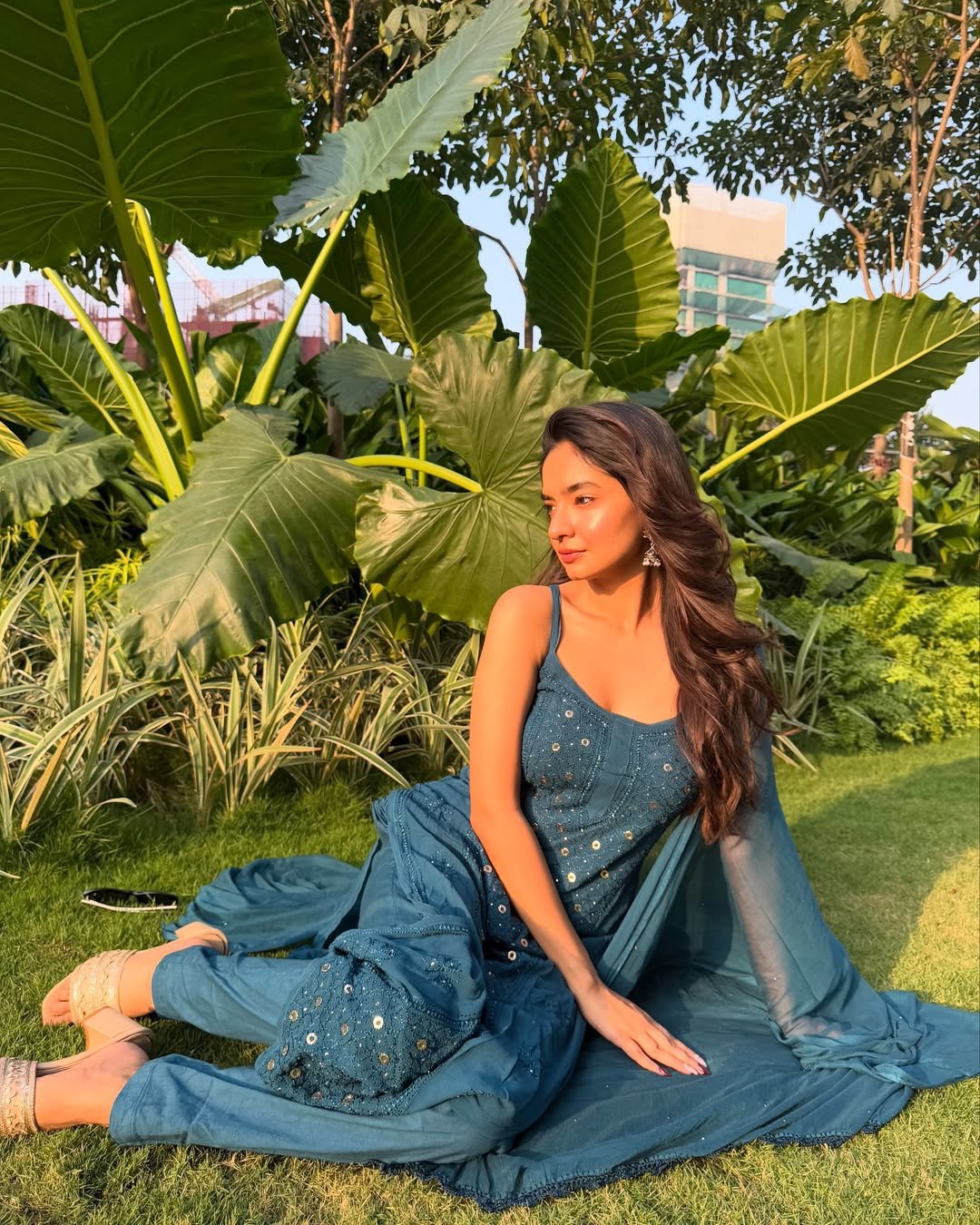 Anushka Sen Mirrorwork Blue Suit Outdoor Summer Shoot (11)