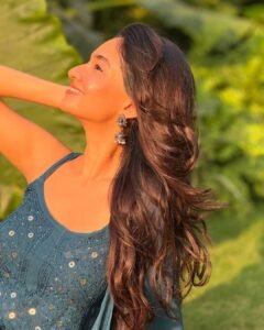 Anushka Sen Mirrorwork Blue Suit Outdoor Summer Shoot (16)