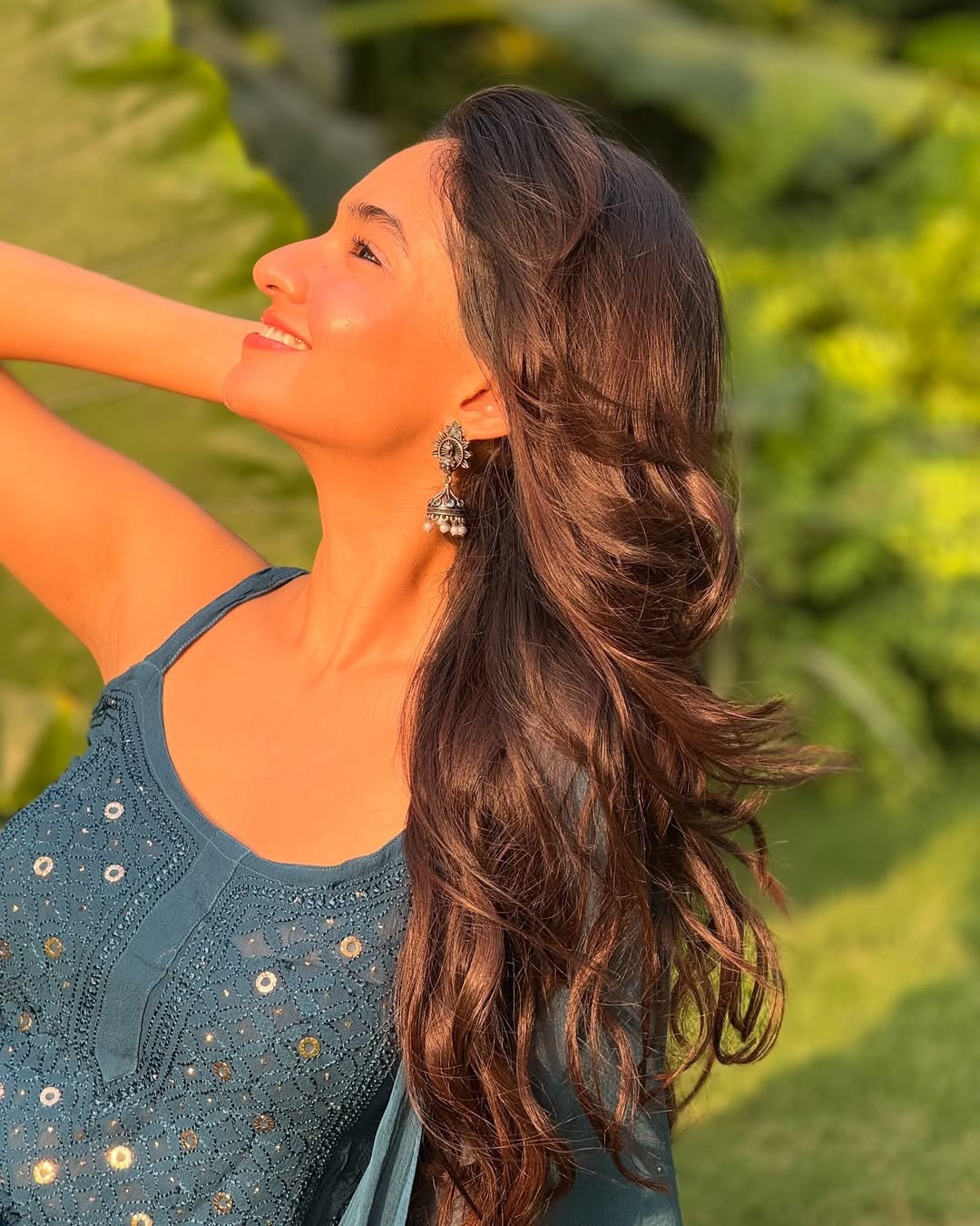 Anushka Sen Mirrorwork Blue Suit Outdoor Summer Shoot (16)