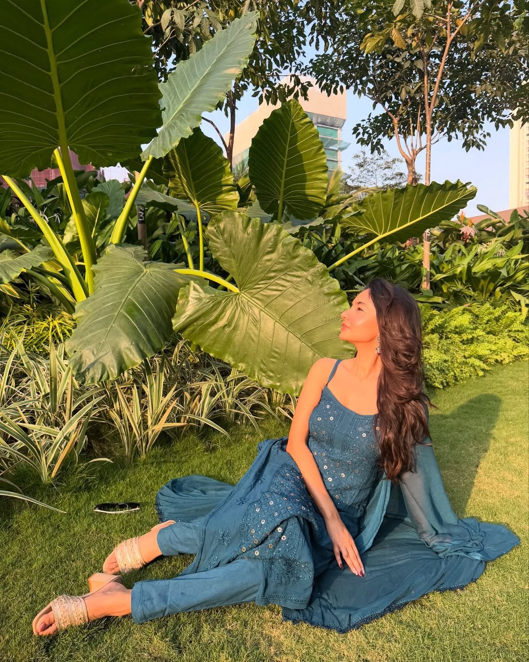 Anushka Sen Mirrorwork Blue Suit Outdoor Summer Shoot (17)