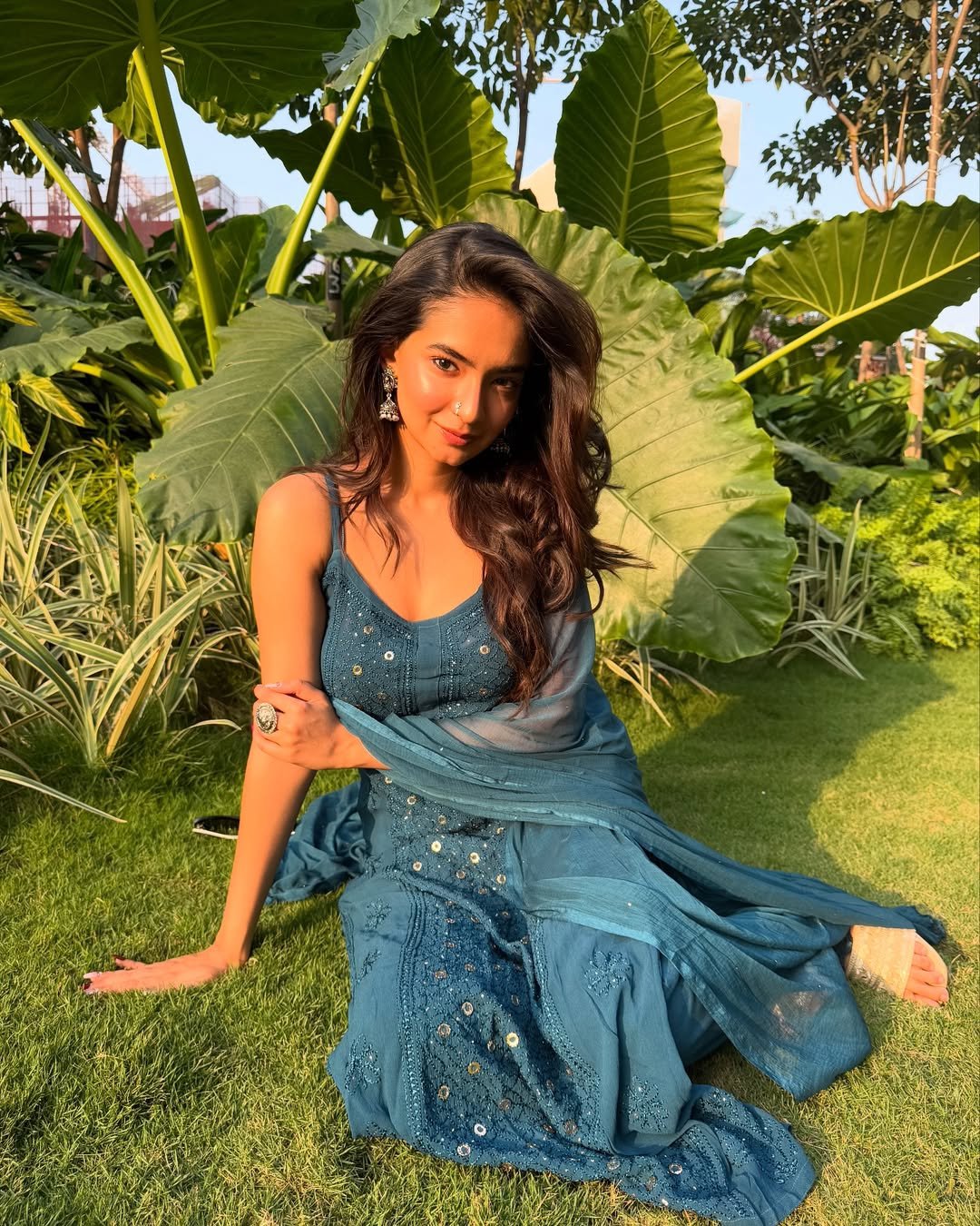 Anushka Sen Mirrorwork Blue Suit Outdoor Summer Shoot (4)