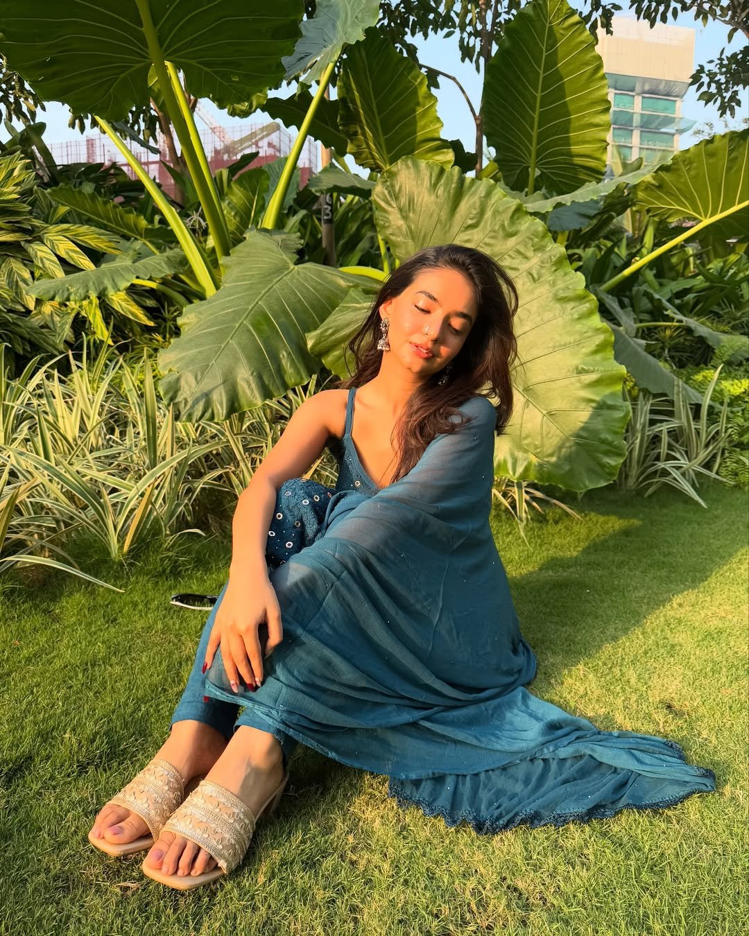 Anushka Sen Mirrorwork Blue Suit Outdoor Summer Shoot (7)