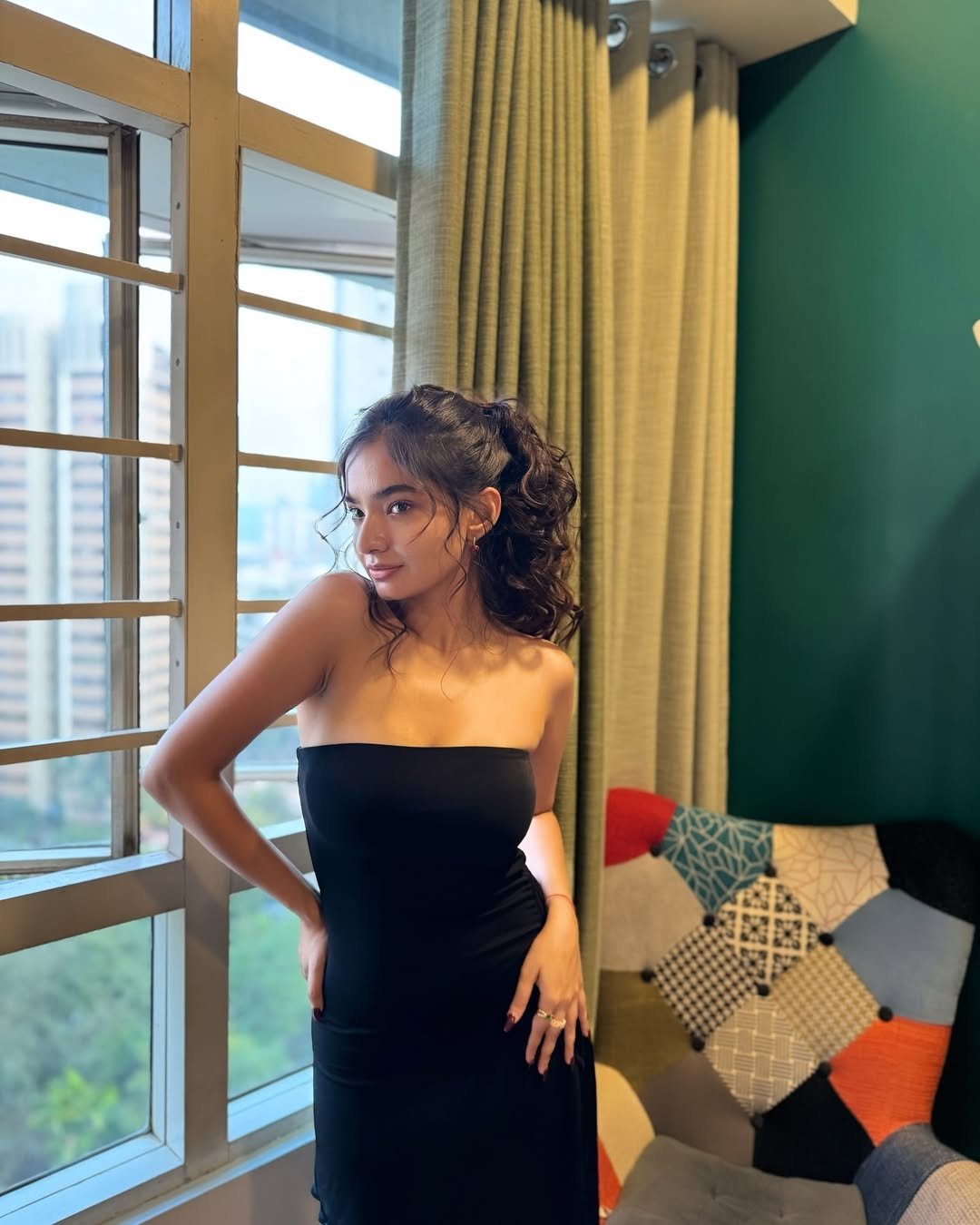 Anushka Sen Modern Black Strapless Dress Window Fashion Shoot (13)