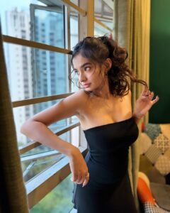 Anushka Sen Modern Black Strapless Dress Window Fashion Shoot (2)
